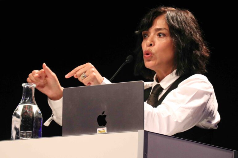 A jornalista investigativa mexicana Anabel Hernandez discursa no painel Novo Crime Organizado na GIJC23.