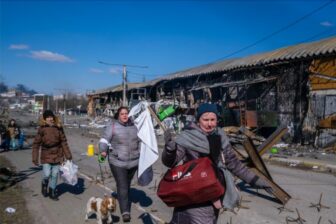 Українські біженці під час наступу російських військових на Ірпінь, 10 березня  2022. Фото: Рон Хавів, Фонд VII.