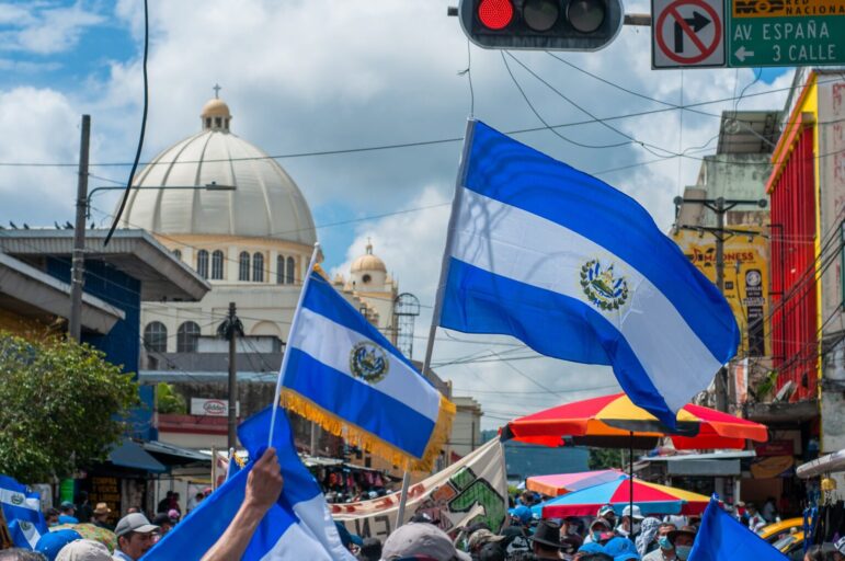 Manifestantes se reúnen en San Salvador, la capital de El Salvador, en septiembre de 2021 para protestar contra una decisión de la Corte Suprema que permite a los presidentes cumplir dos mandatos consecutivos, lo que allanó el camino para que el presidente Nayib Bukele se presente a la reelección en 2024. Imagen: Shutterstock