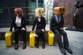 Manifestantes protestan en Londres frente al edificio de un lobby de la industria de los combustibles fósiles. Imagen: Shutterstock