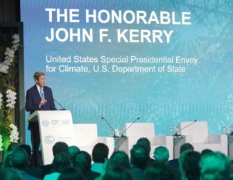La conferencia mundial sobre el clima de la ONU de 2023, COP28, en Dubái, reunió a representantes de todo el mundo, como el enviado especial del presidente estadounidense para el clima, John Kerry, pero también asistieron casi 2.500 lobistas del sector del petróleo y el gas. Imagen: Tarek Ibrahim, Shutterstock