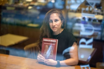 La periodista Alejandra Ibarra sostiene una copia de su libro "Causa de Muerte: Cuestionar al Poder". (Foto: Captura de pantalla del sitio web de Alejandra Ibarra)