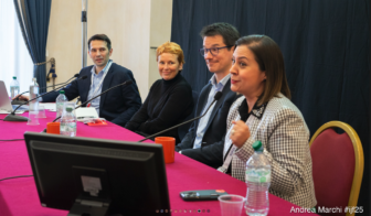 Martiza Félix (extremo derecho), fundadora de Conecta Arizona, un servicio de noticias en español con sede en EE. UU., habla sobre su transición de empleada de redacción a gerente. Imagen: Andrea Marchi, para IJF25