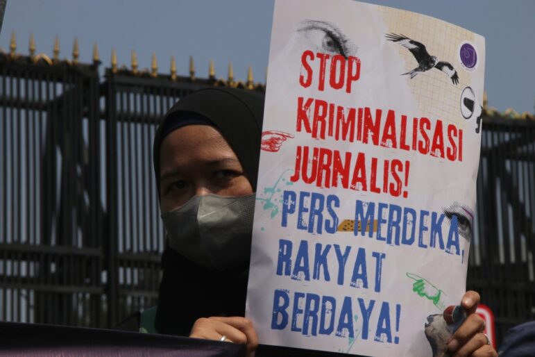 Journalists protesting against a draft of a new broadcasting law that would threaten press freedom in the country. Image: Shutterstock