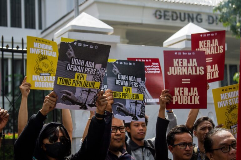 Journalists in Bandung in 2024 protesting against proposed changes to press laws in Indonesia. Image: Shutterstock