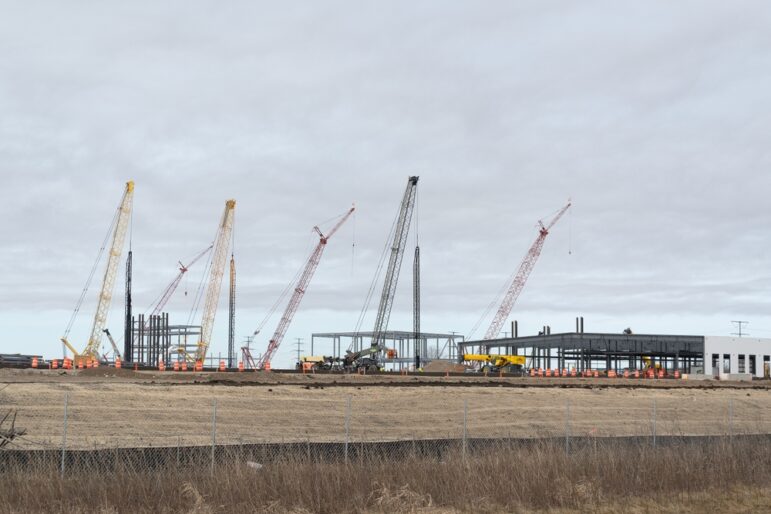 El primero de los centros masivos de datos de Microsoft en construcción en el condado de Racine, Wisconsin. Imagen: Shutterstock