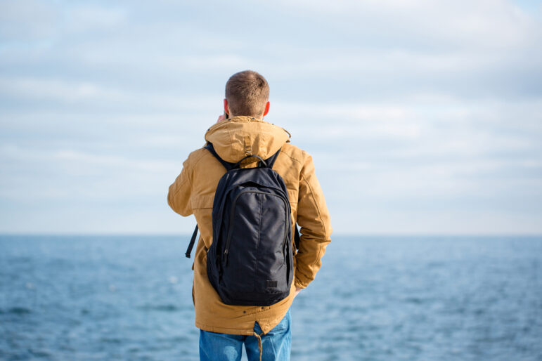 La línea de ayuda se creó para ayudar a periodistas, tanto del personal como independientes, y está atendida por colegas periodistas que comprenden las dificultades de la industria periodística. Imagen: Shutterstock