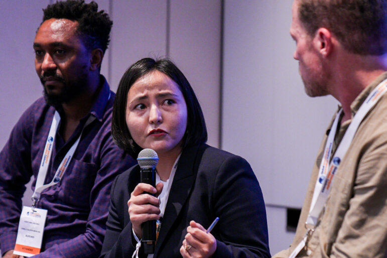 GIJC25’te sürgündeki haber merkezlerine ayrılmış bütün bir oturum dizisi var. Bu oturumlardan birinde, Afganistan’dan sürgünde çalışmaya devam eden Zan Times editörü Zahar Nader, Venezuela ve Burundi’den meslektaşlarıyla konuştu. Görsel: GIJN /Zahid Hassan