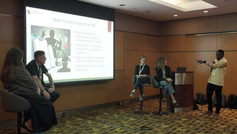 Arnaud Ouédraogo, coordinator of the CENOZO investigative network in West Africa, discusses Image: Vivian Yap Wei Wen for GIJN