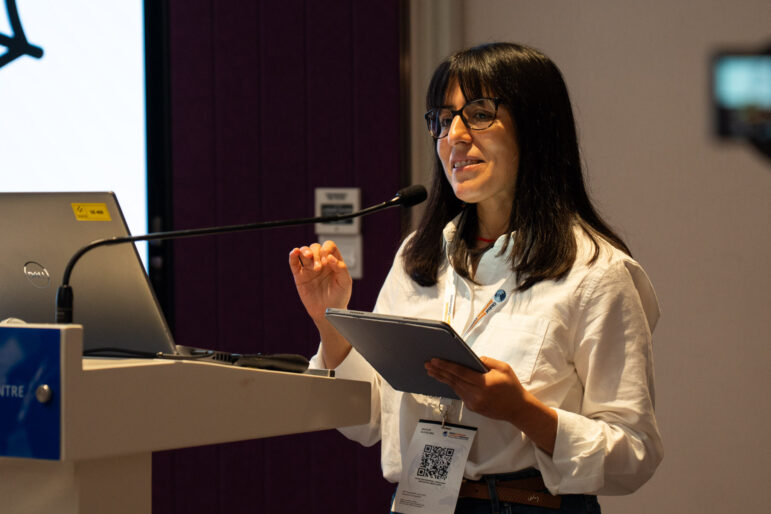 The Peruvian investigative journalist Fabiola Torres discusses investigating the global pharamaceutical industry at GIJC25. Image: Zahid Hassan for GIJN