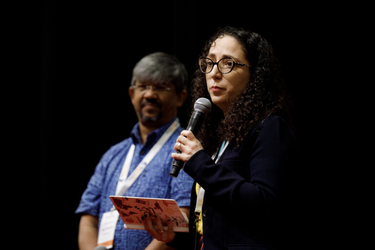 GIJN İcra Direktörü Emilia Díaz-Struck (sağda) ve Malaysiakini CEO’su ve kurucu ortağı Premesh Chandran, katılımcıları 14. Küresel Araştırmacı Gazetecilik Konferansı. Görsel: Suzanne Lee, Alt Studio/GIJN