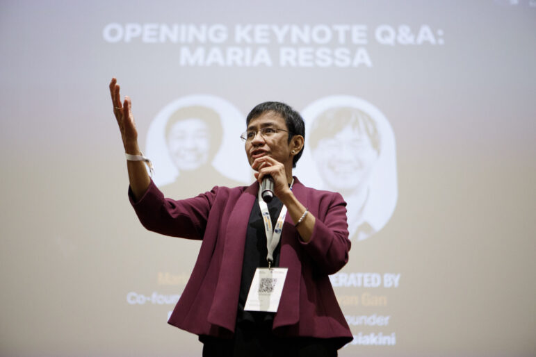 Maria Ressa, CEO de Rappler y Premio Nobel de Literatura, interviene en la inauguración de la 14.ª Conferencia Mundial de Periodismo de Investigación en Kuala Lumpur, Malasia. Imagen: Suzanne Lee, Alt Studio para GIJN.