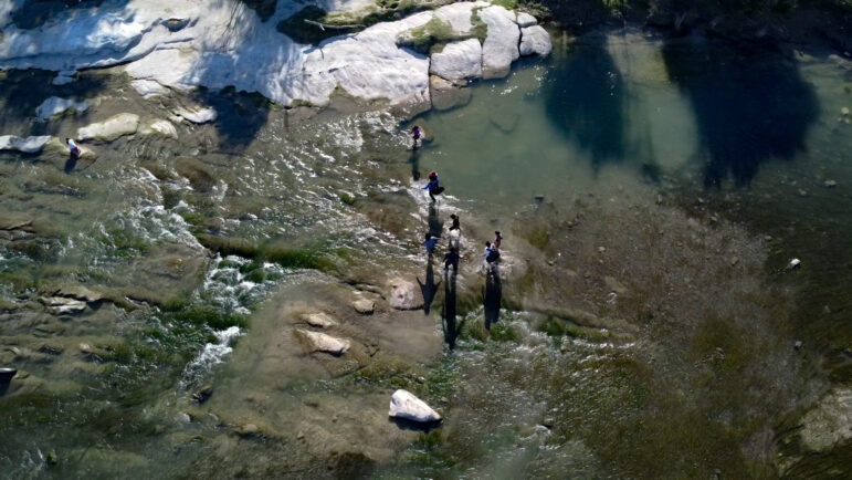 Migrants crossing the Río Grande/Rio Bravo. Image: Paola Reyes for El Universal. Republished with permission
