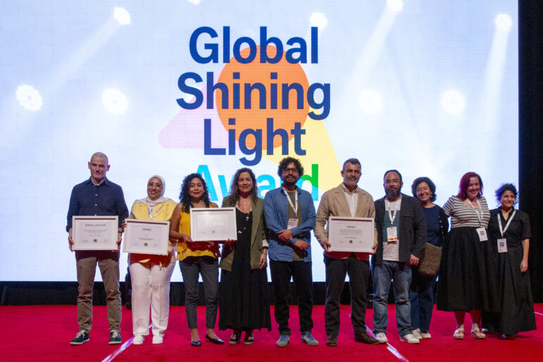 Nijerya, Mısır, Peru ve Meksika'dan araştırmalar, GIJC25'te düzenlenen Global Shining Light Ödül töreninde ödüllendirildi. Resim: Suzanne Lee, Alt Studio/GIJN