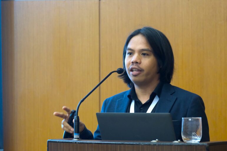 Indonesian reporter Abdus Somad of Jaring.id discussing combining AIS vessel tracking with open source reporting from local communities at GIJC25. 