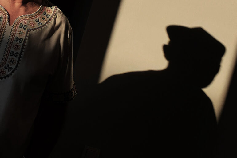 Gazeteci Léa Polverini’nin Kırgızistan’da görüştüğü kişilerden biri. Tahminlere göre, son on yıl içinde Sincan’da bir milyondan fazla Uygur, Kazak, Kırgız ve diğer etnik gruplardan insan kamplara ve hapishanelere kapatıldı. Fotoğraf: Léa Polverini