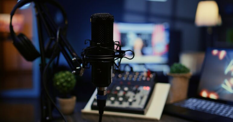 Microphone, podcast studio