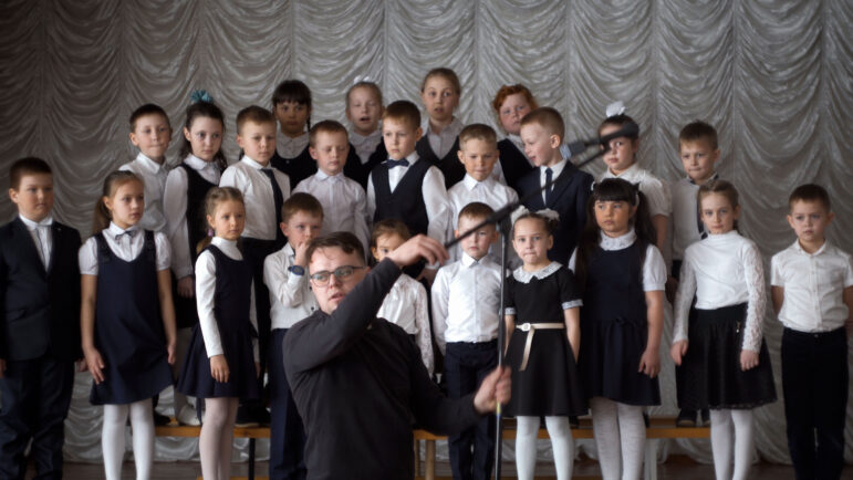 Image: Pavel Talankin in front of school choir. Image: BBC/Pavel Talankin/made in copenhagen