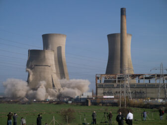Demolición de una antigua central eléctrica de carbón y petróleo en la región de Richborough, Reino Unido. Imagen: Shirokazan, Creative Commons vía ClimateVisuals.org