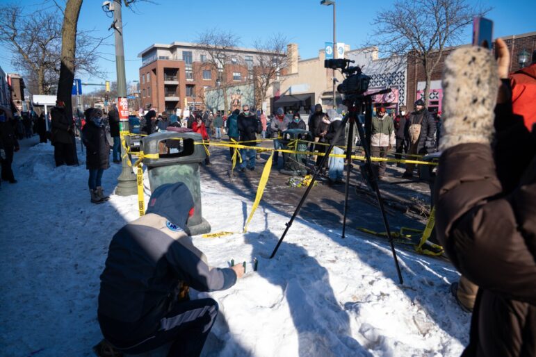 Testigos graban videos con sus teléfonos celulares en el lugar donde Alex Pretti fue asesinado por agentes del Servicio de Aduanas y Protección Fronteriza de EE. UU. en Minneapolis, Minnesota. Imagen: Alejandro Díaz Manrique / Shutterstock