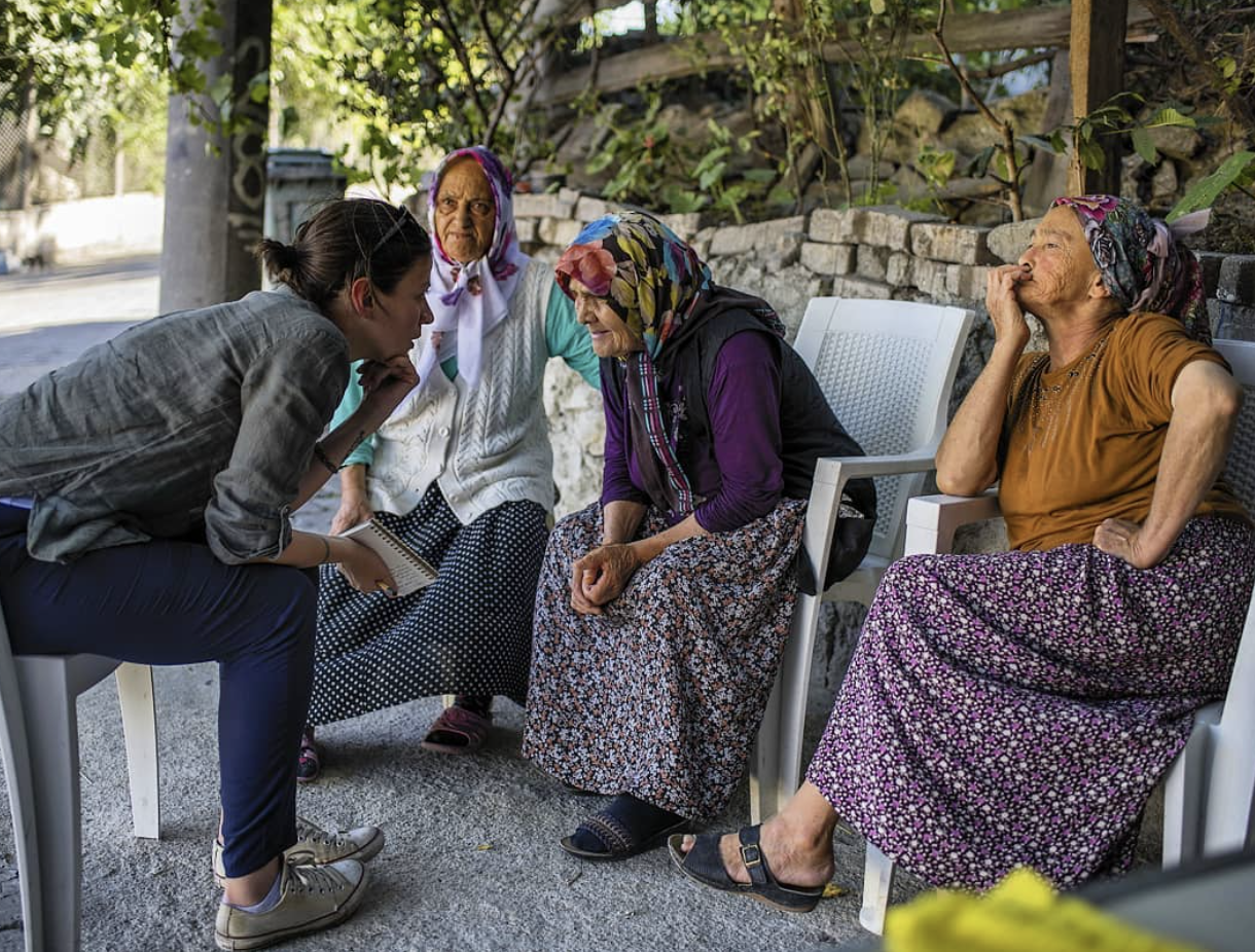 Zeynep Şentek, kontrolsüz sanayi genişlemesinin neden olduğu kirlilik ve sağlık sorunlarıyla yaşayan Dilovası'nda haber yaparken. Görsel: The Black Sea