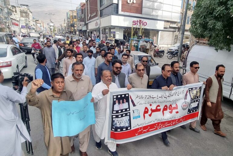Dünya Basın Özgürlüğü Günü öncesinde, 3 Mayıs 2025'te Pakistan'ın Quetta kentinde gazetecilerin haklarını savunmak amacıyla protesto gösterisi düzenleyen Belucistan Gazeteciler Birliği üyeleri. Fotoğraf: Shutterstock