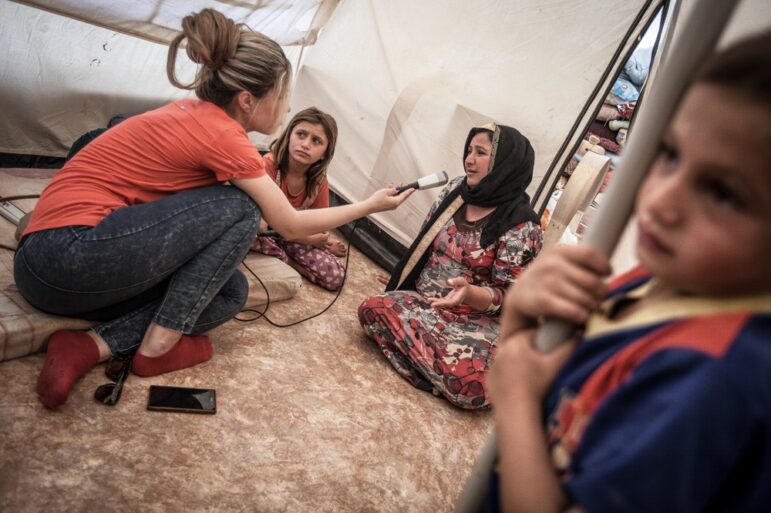 La periodista siria Sevin Ibrahim entrevista a iraquíes desplazados internamente debido a la toma de vastas zonas del territorio de Irak por parte del Estado Islámico. Imagen: Shutterstock, Sebastien Castelier.