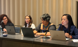 Periodistas exiliadas intervienen en un panel de la conferencia IRE26 sobre cómo informar sobre sus países desde el extranjero: (de izquierda a derecha) Clavel Rangel, Tibisay Zea, Fatemeh Jamalpour y Tenzin Pema. Imagen: Rowan Philp para GIJN.