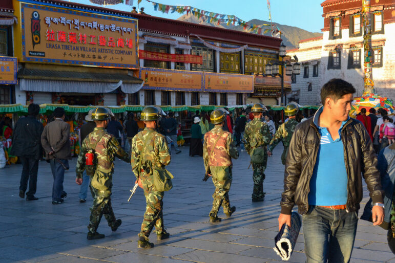 Soldados chinos patrullando en Lhasa, Tíbet. Imagen: Shutterstock, Mo Wu.