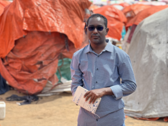 Abdalle Mumin reporteando desde las afueras de Mogadiscio, cerca de Afgooye, Somalia. Imagen: Cortesía de Mumin