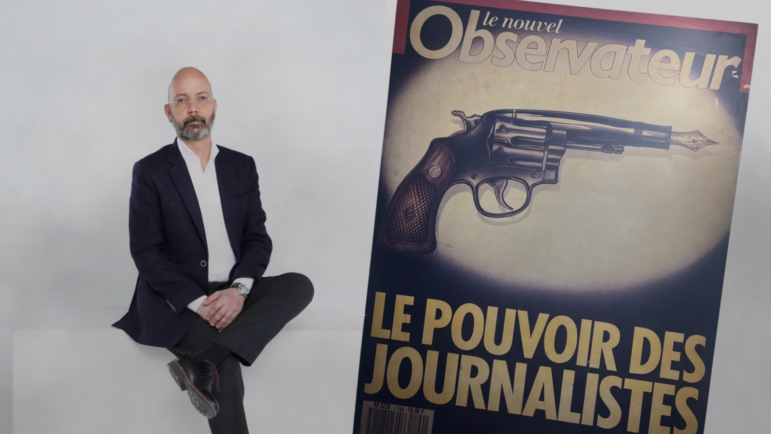 Imagen: Ricardo Calderón adoraba tanto este póster de Le Nouvel Observateur que colgó una copia durante muchos años en su oficina. En francés se lee "El poder de los periodistas". Imagen: Cortesía