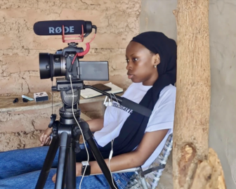 Zubaida Baba Ibrahim graba una entrevista con nigerianos que huyeron de la inseguridad en el noroeste de Nigeria y se reasentaron al otro lado de la frontera, en Maradi (República de Níger). Imagen: Cortesía de Ibrahim.