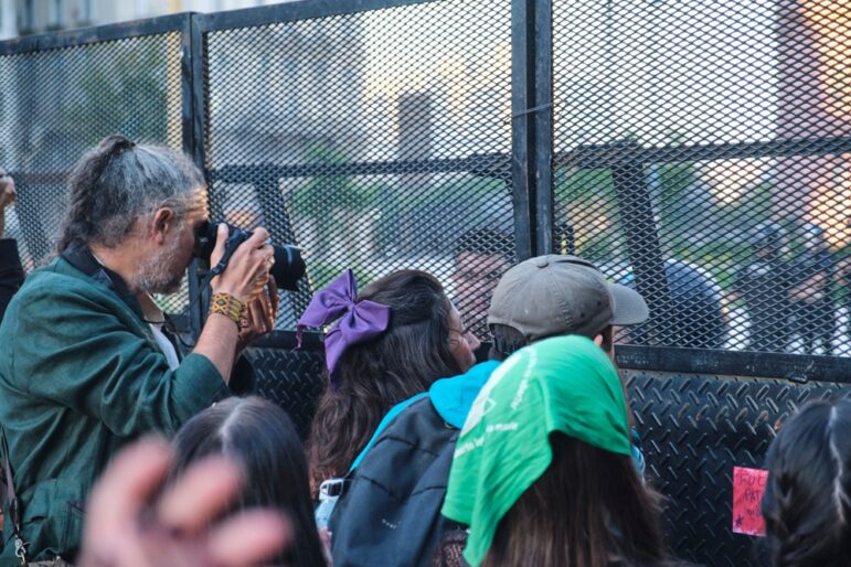 Un fotógrafo choca contra una barrera de seguridad durante una protesta frente a la Casa Rosada en Buenos Aires, en marzo de 2025. Imagen: Shutterstock