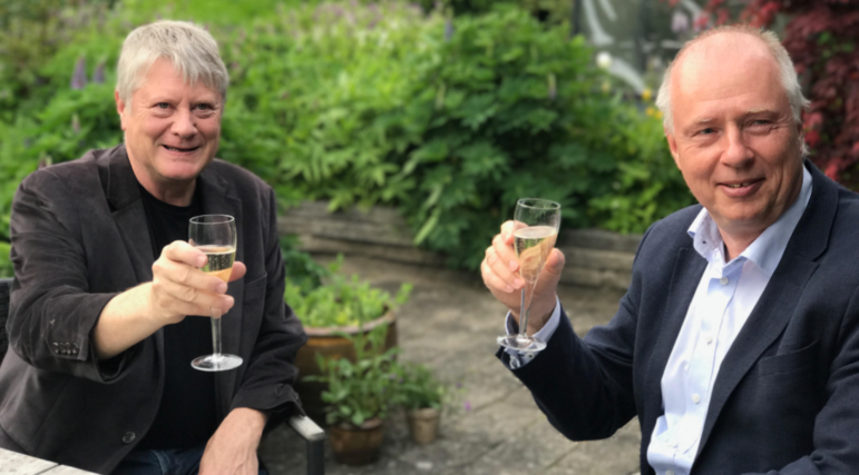 Brant Houston and Nils Mulvad re-enact their original, 2000 GIJC brainstorm in the same back yard in Risskov, Aarhus, Denmark. Image: Courtesy Nils Mulvad. Photo: Lone Hougaard
