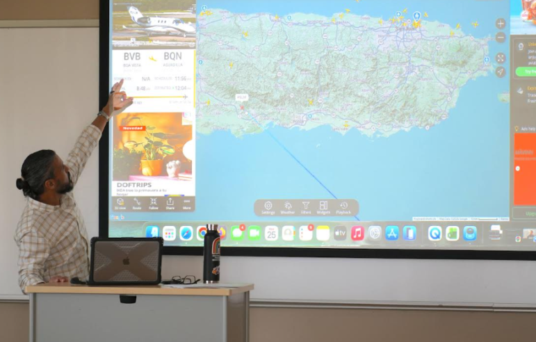 Investigative reporter Víctor Luis Rodríguez-Velázquez presents a workshop on using satellite maps to investigative environmental crimes in Puerto Rico, partly based on GIJN resources. Image: Courtesy of Rodríguez-Velázquez