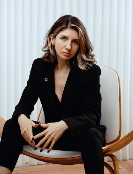Valeriia Chegge, independent investigative journalist and correspondent for Mozhem Obyasni